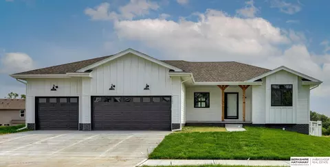 5107 Helwig Ave, Papillion, NE 68133