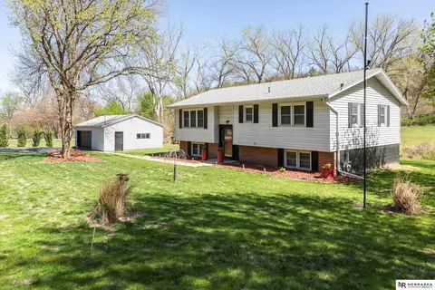 81 Old Lincoln Hwy, Crescent, IA 51526