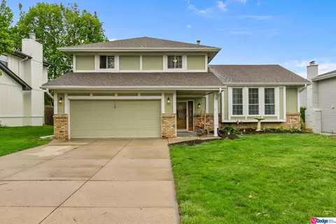 2926 Lynnwood Dr, Bellevue, NE 68123