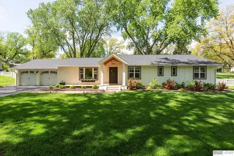 924 Meadow Rd, Omaha, NE 68154