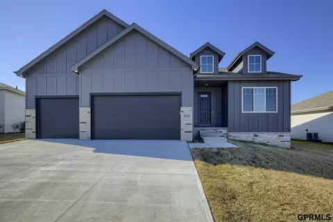 18219 Cheyenne Rd, Omaha, NE 68136