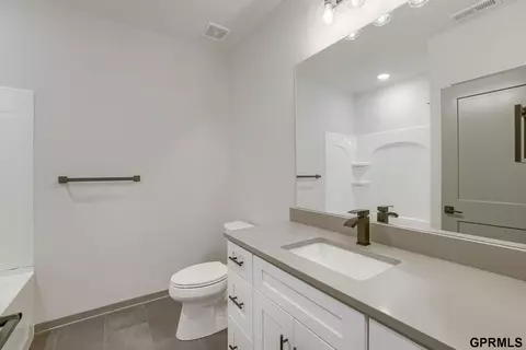 18219 Cheyenne Rd, Omaha, NE 68136 photo 9
