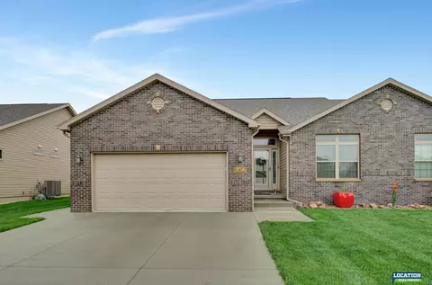 143 S 92 St, Lincoln, NE 68520