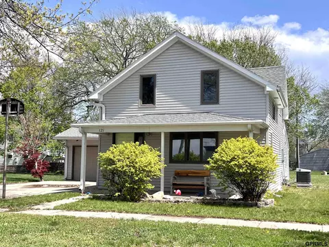 121 S 12th St, Geneva, NE 68361