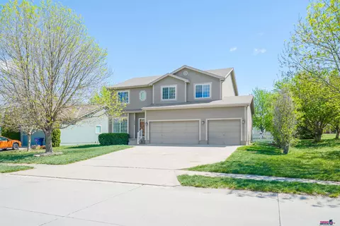 1605 Lakewood Dr, Papillion, NE 68046
