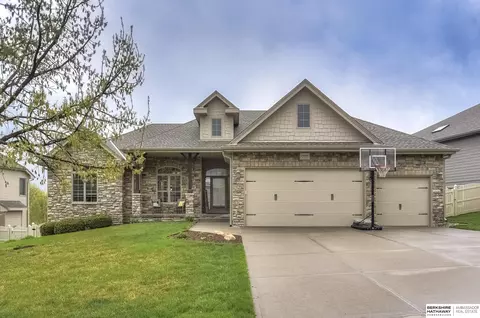 7433 S 102 St S, La Vista, NE 68128