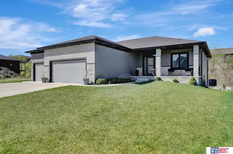 8920 Shadow Creek Ln, Lincoln, NE 68520