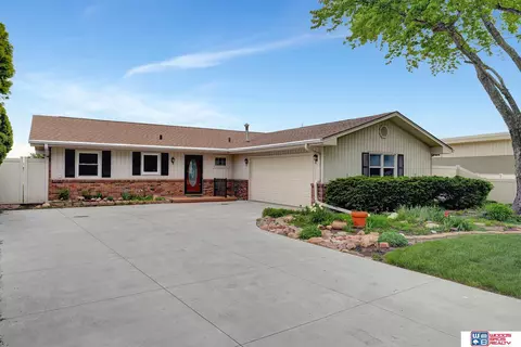 1020 Manchester Dr, Lincoln, NE 68528