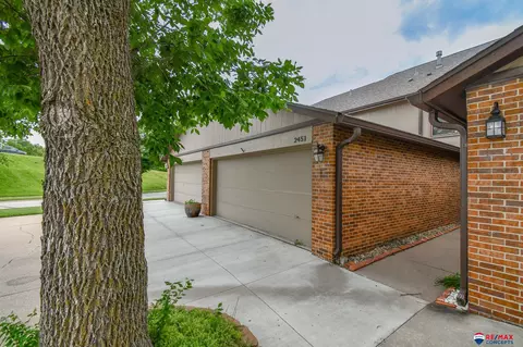 2451 Winding Way Dr, Lincoln, NE 68506