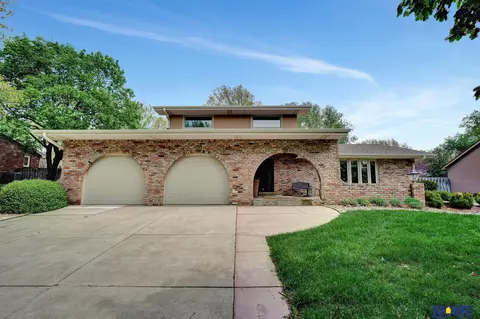 5902 Fieldcrest Way, Lincoln, NE 68512
