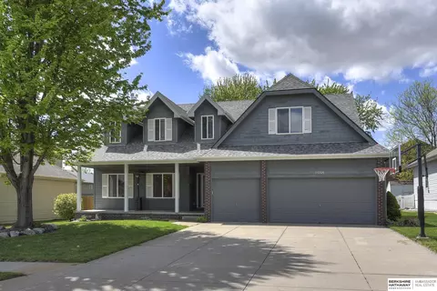 11006 S 210th St, Gretna, NE 68028