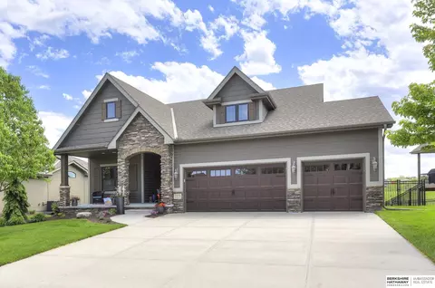 7975 Ponderosa Dr, Papillion, NE 68046