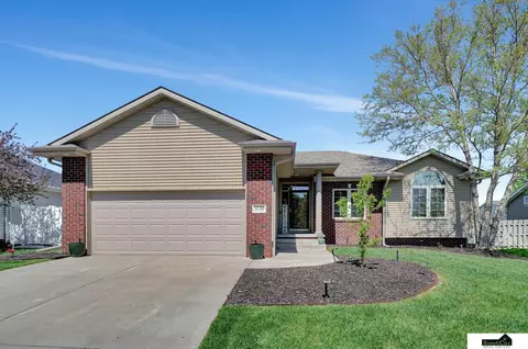 5730 Clear Creek Dr, Lincoln, NE 68516