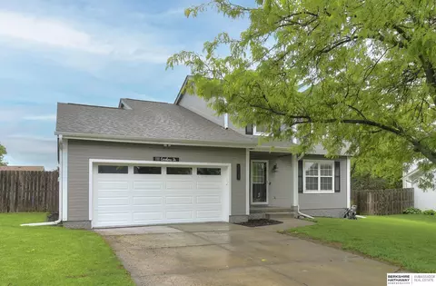 111 Carolina Dr, Papillion, NE 68133