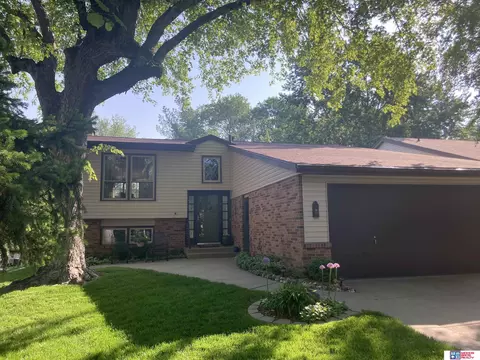 7100 Shamrock Rd, Lincoln, NE 68506