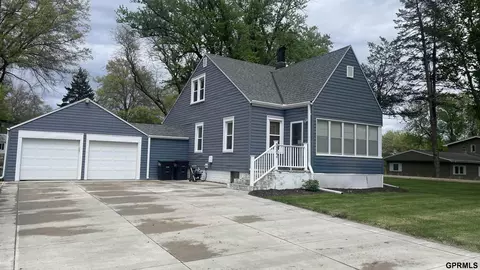 5802 Potter St, Omaha, NE 68152