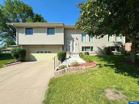 2015 Booth Cir, Lincoln, NE 68521