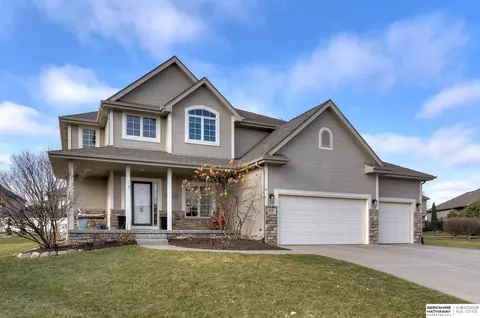 8109 Reed Cir, Papillion, NE 68046
