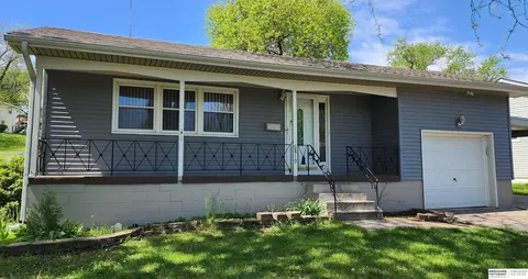 6819 Parkview Ln, Omaha, NE 68104