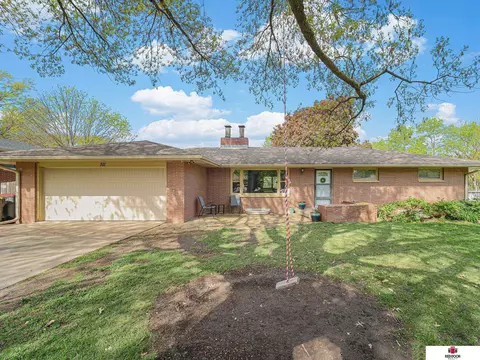 511 Cottonwood Dr, Lincoln, NE 68510