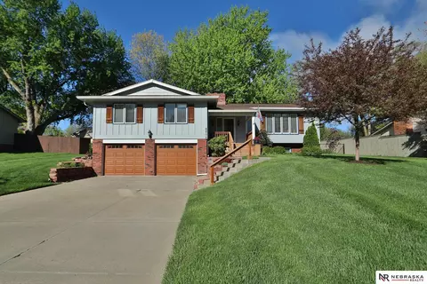 8806 Raven Oaks Dr, Omaha, NE 68152