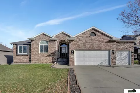 9432 Benziger Dr, Lincoln, NE 68526