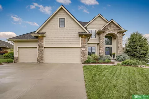 8010 Azule Cir, Papillion, NE 68046