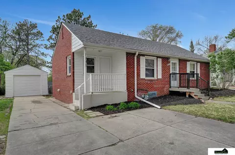 1745 S 48th St, Lincoln, NE 68506