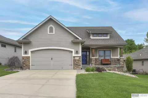 15460 Ellison Cir, Omaha, NE 68116
