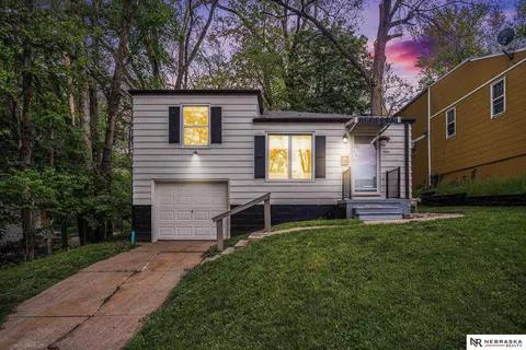 3705 N 43rd St, Omaha, NE 68111