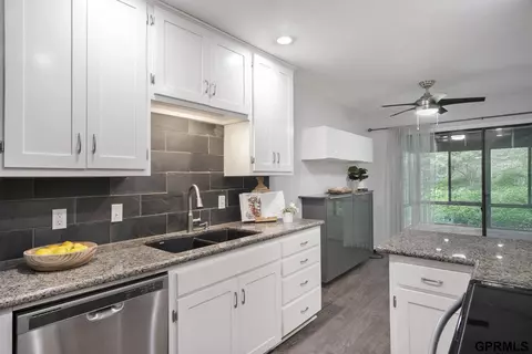7438 N 55th Plz, Omaha, NE 68152