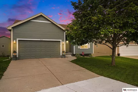 19062 Drexel Cir, Omaha, NE 68135