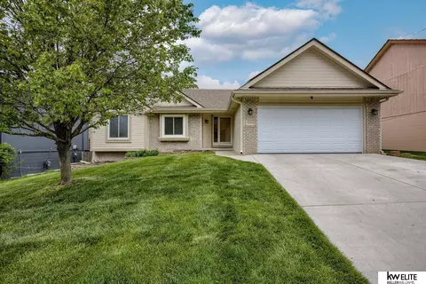 8264 Wyoming St, Omaha, NE 68122