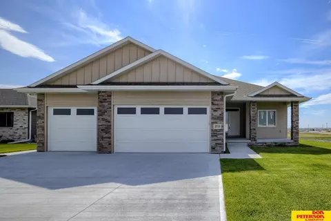 2715 Samuel Dr, Fremont, NE 68025