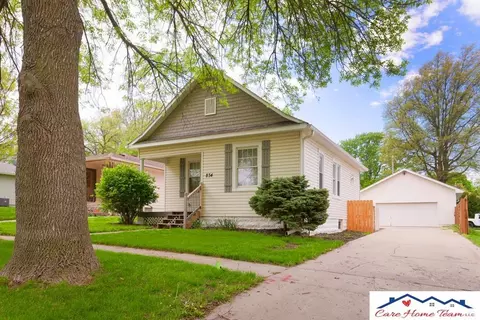 834 S Jackson St, Papillion, NE 68046