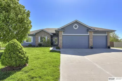 7403 Castle St, Papillion, NE 68046