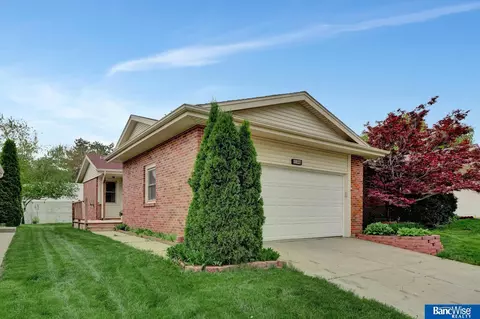 1827 Normandy Ln, Lincoln, NE 68512