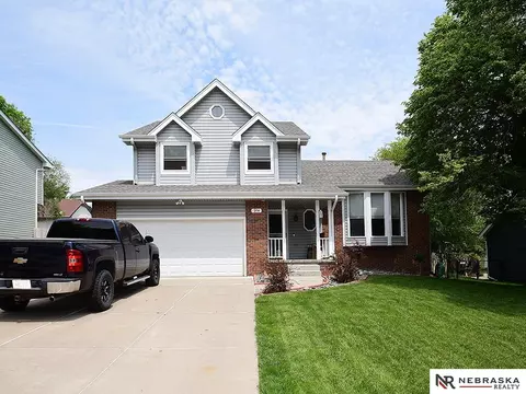 914 Michael Dr, Papillion, NE 68046
