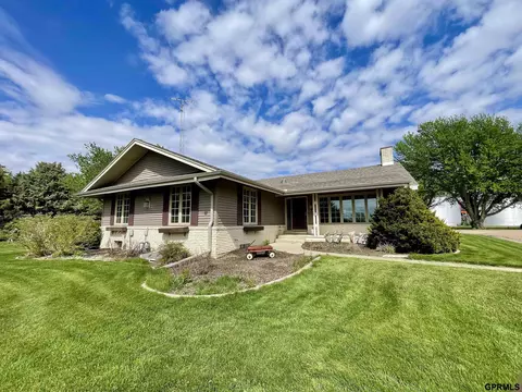 808 S L Rd, Giltner, NE 68841