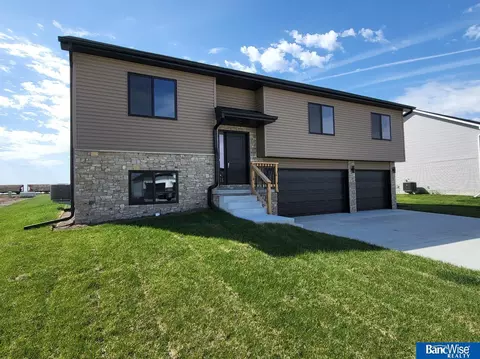 535 S Front St, Hallam, NE 68368