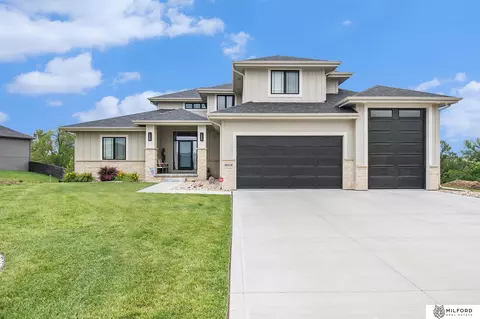 18008 Gretchen Cir, Omaha, NE 68022