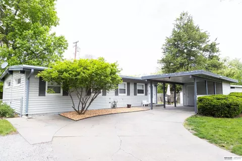 6246 Sunrise Rd, Lincoln, NE 68510