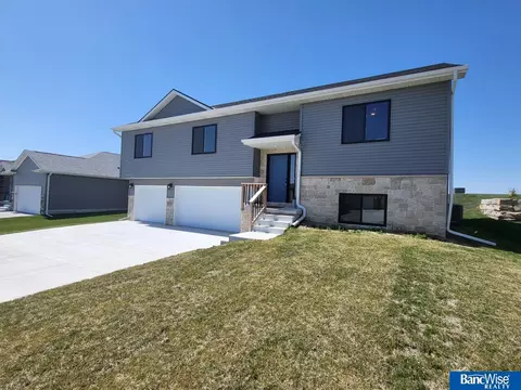 7023 NW 19th St, Lincoln, NE 68521