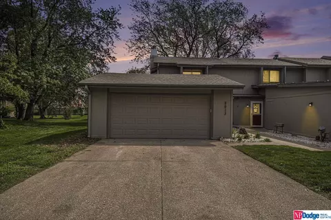 9013 David Cir, Omaha, NE 68138