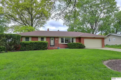 2320 S 88th St, Omaha, NE 68124