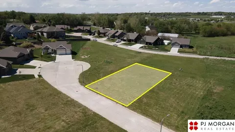 916 Arlene Cir, Papillion, NE 68133