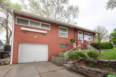 7504 Richmond Dr, Omaha, NE 68134