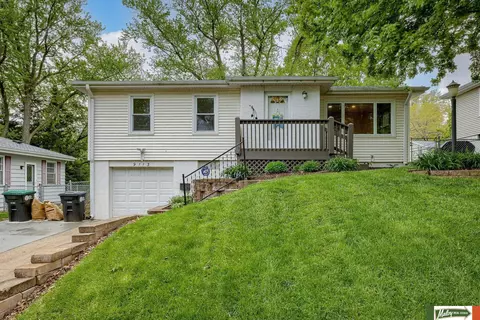 9113 Westridge Dr, Omaha, NE 68124