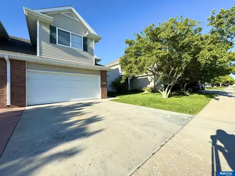 8941 Venice Ln, Lincoln, NE 68526