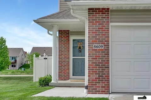 8609 Dunrovin Rd, Lincoln, NE 68526